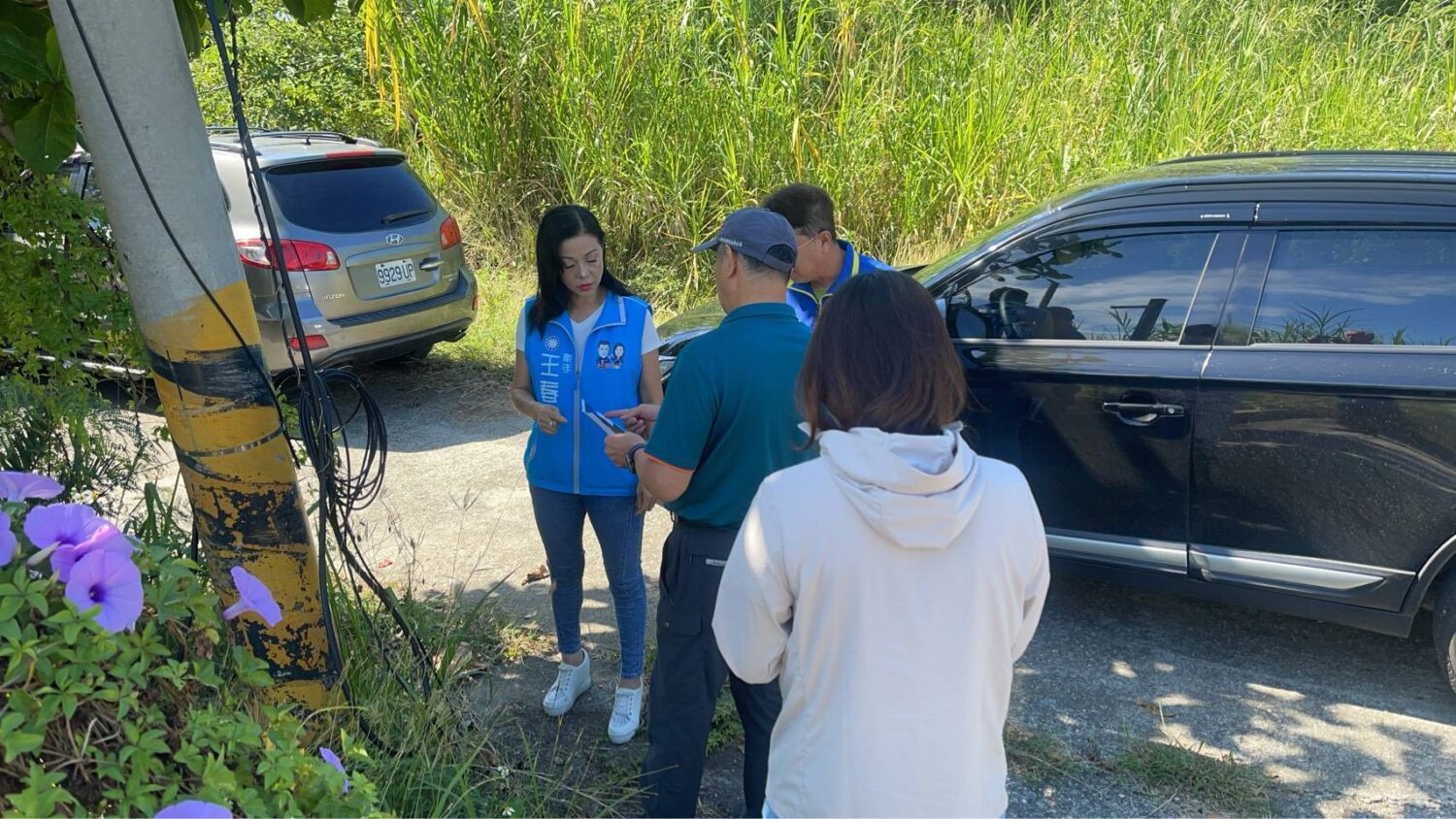 王春梅聽取斷崖邊坡增置消波塊補強案實行進度,表情難得嚴肅。(記者 包克明翻攝)