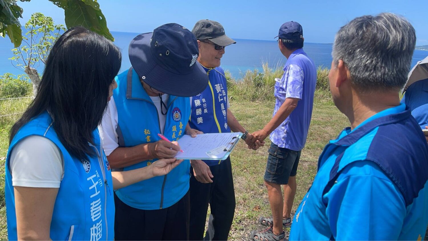 公部門權責不同,王春梅化身行動辦公室現場協助協調依權責分工研議後續防護作為。(記者 包克明翻攝)