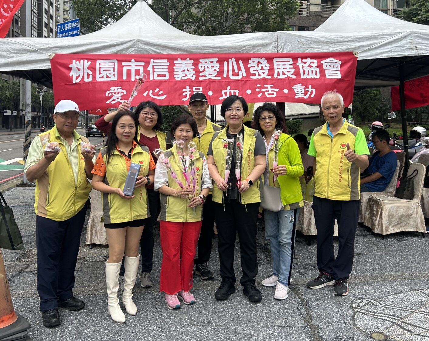 桃園市信義愛心發展協會攜手桃園市議員黃崇真服務處,今(30)日在中壢銀河廣場前舉辦愛心捐血活動。信義愛心發展協會理事長黃傅淑香表示這次沒有設定捐血目標,希望能夠多多益善。(記者陳世軒攝)