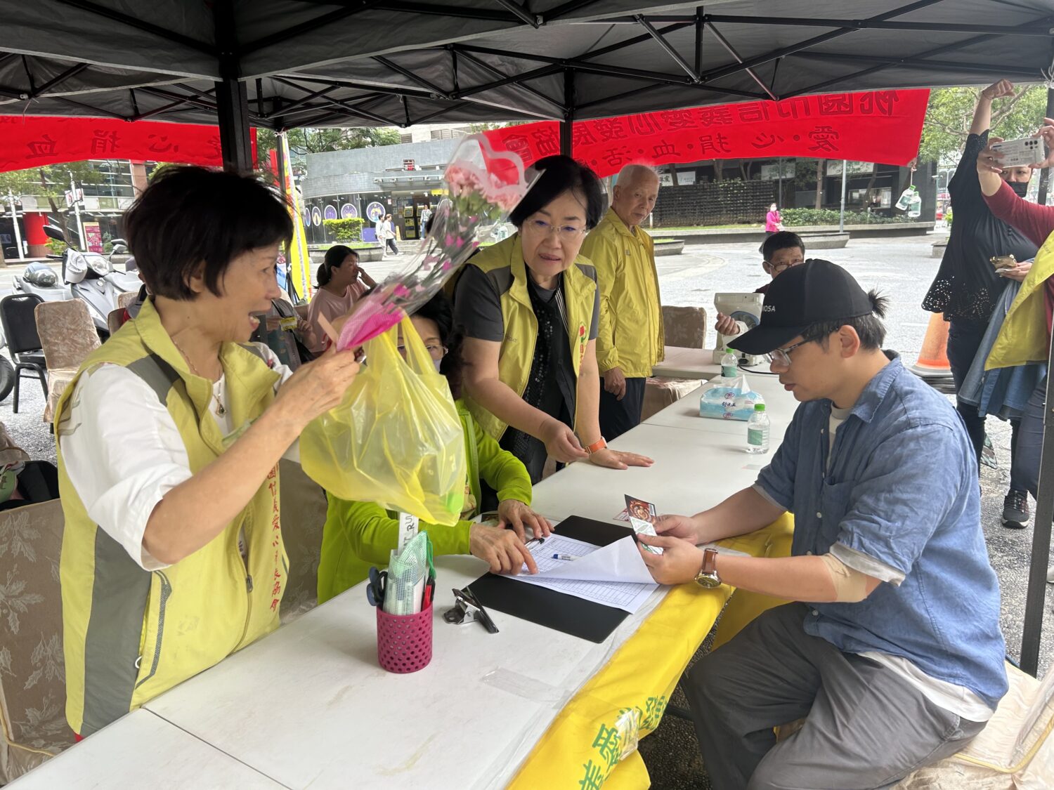 這次捐血活動準備豐富禮品,除了慶祝母親節的康乃馨、商品禮券、保溫品等日常用品,更有知名餐廳折價券。(記者陳世軒攝)
