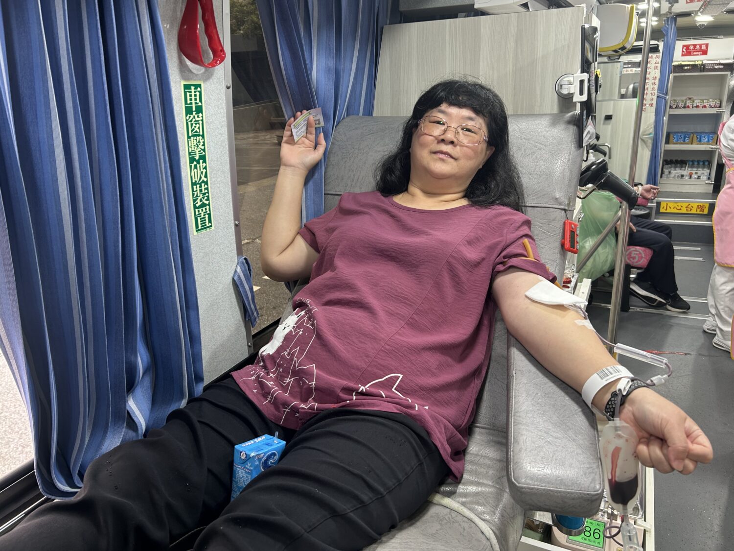 活動雖然氣候不佳,但仍有不少民眾挽袖響應。(記者陳世軒攝)