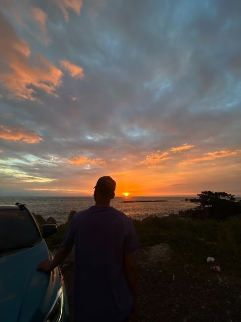 ▲爸爸陪著小芹姐弟倆一起下車看夕陽、拍照留念。