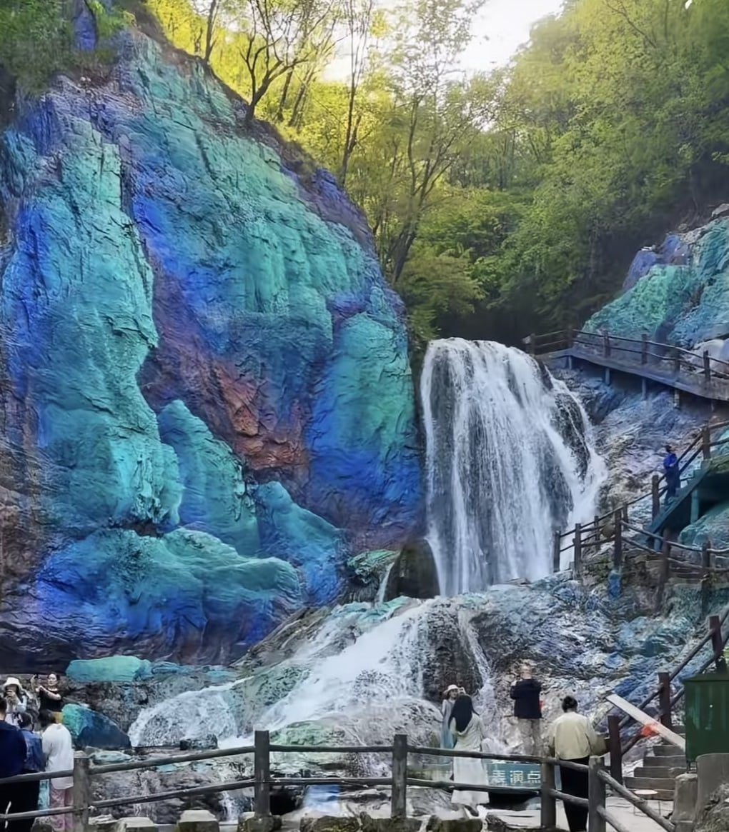 ▲洛陽重渡溝洩憤崖瀑布坐擁30餘條大小瀑布,這片原生態的崖壁被大面積塗刷藍綠色彩漆。