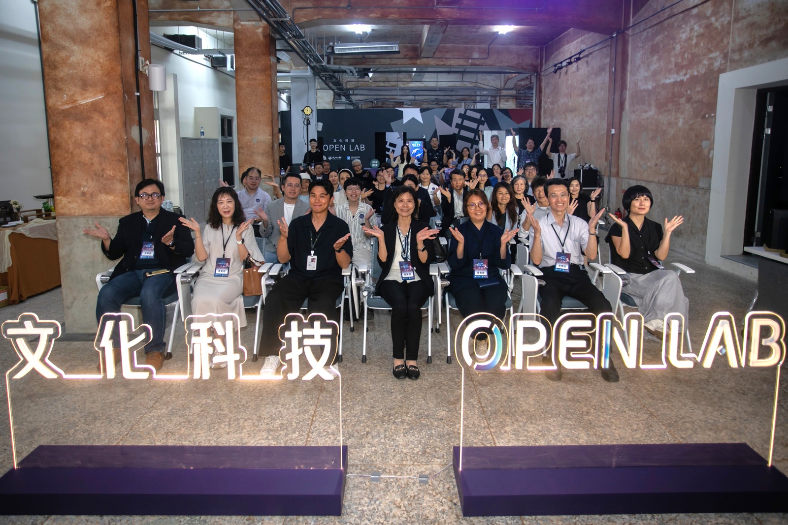 嘉義文創園區正式揭幕「文化科技 OpenLab」，工研院打造文化內容從開發到市場驗證的一站式商模驗證平台，引領文化內容產業邁向國際。圖左起宏達電亞太區技術行銷總監顏偉景、宇萌數位科技執行長白璧珍、嘉義市政府文化局長謝育哲、工研院服務系統科技中心執行長陳慧娟、嘉義文創園區總監徐嘉聆、奧圖碼資深處長陳靖閎、威尼斯影展得獎作品《快樂的陰影》導演林佩瑩。
