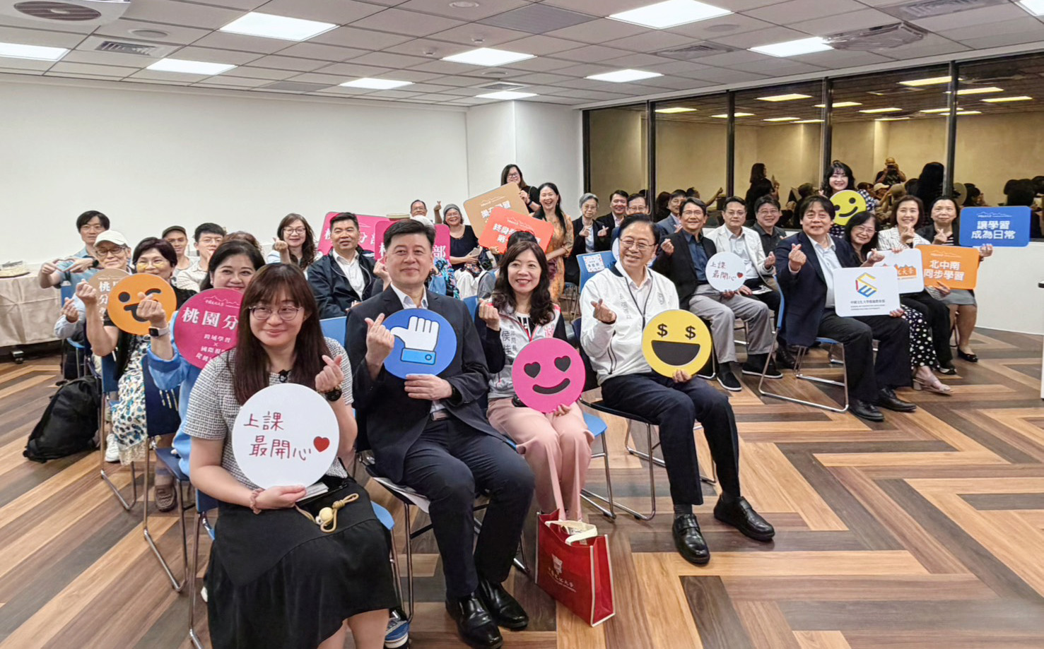 桃園市長張善政出席中國文化大學推廣教育部桃園分部開幕典禮,與文化大學師長及貴賓共同見證桃園終身學習新據點正式啟用。(照片提供/文化大學)