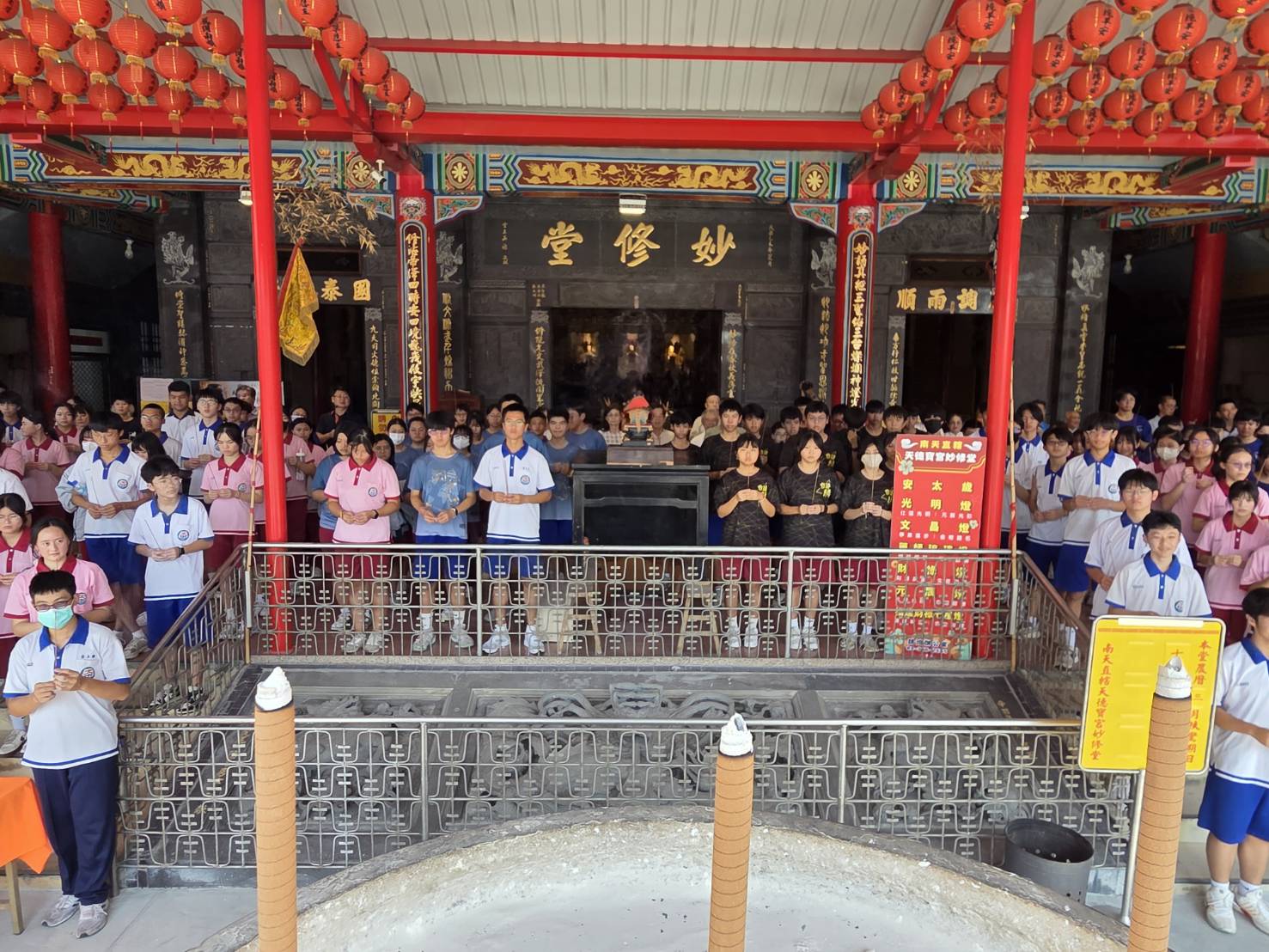 大林國中考生妙修堂參拜 廟方免費點燈贈文昌筆加持 - https://www.watchmedia01.com