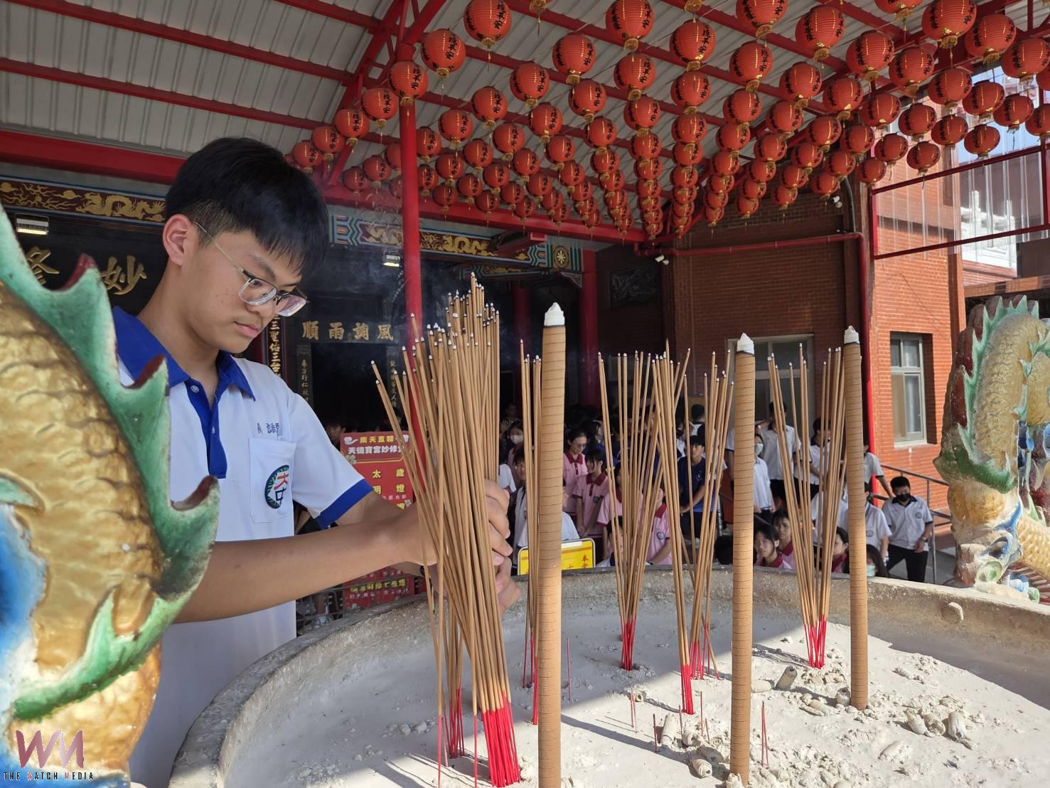 大林國中考生妙修堂參拜 廟方免費點燈贈文昌筆加持 - https://www.watchmedia01.com