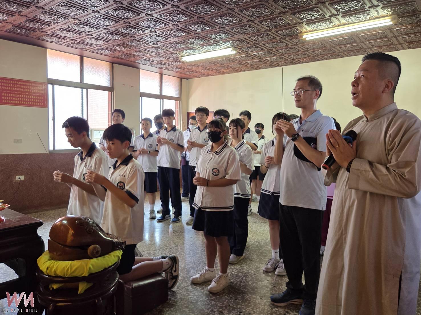 大林國中考生妙修堂參拜 廟方免費點燈贈文昌筆加持 - https://www.watchmedia01.com