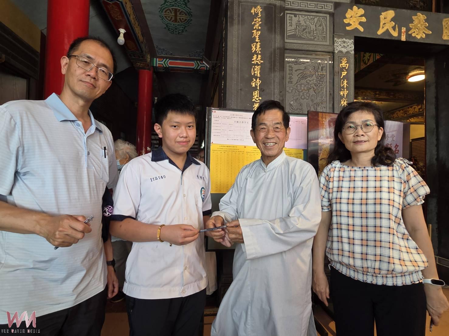 大林國中考生妙修堂參拜 廟方免費點燈贈文昌筆加持 - https://www.watchmedia01.com