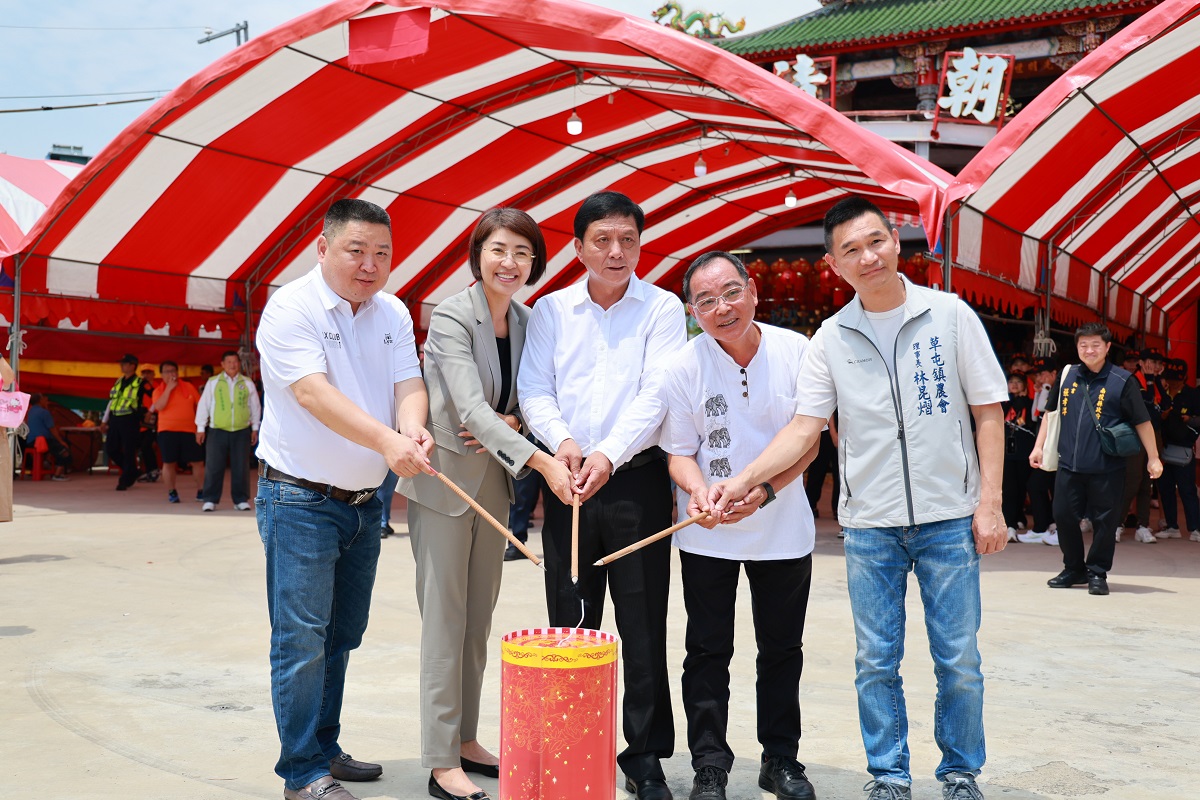 草屯朝清宮媽祖聖誕慶典登場 許淑華縣長參拜祝壽點起馬炮