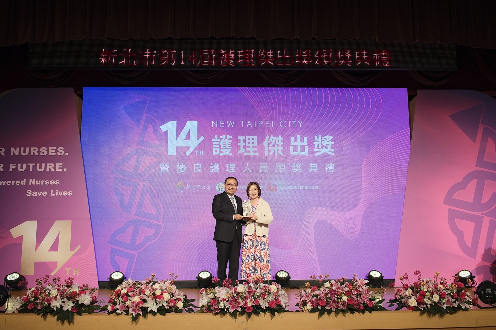 侯友宜頒發護理傑出獎 肯定白衣天使以專業守護市民生命 - https://www.watchmedia01.com