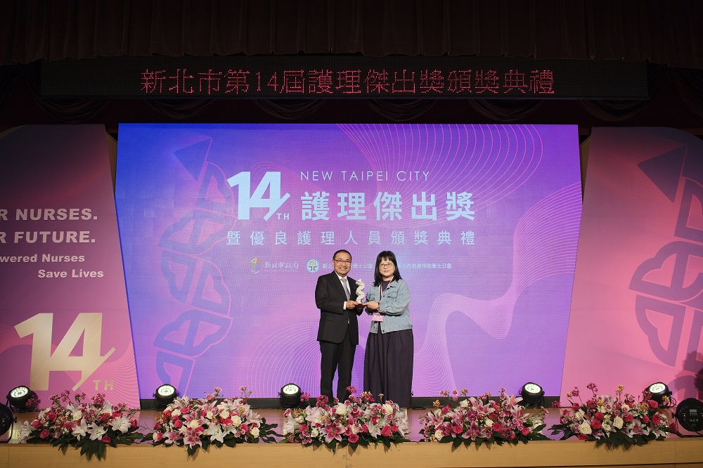 侯友宜頒發護理傑出獎 肯定白衣天使以專業守護市民生命 - https://www.watchmedia01.com