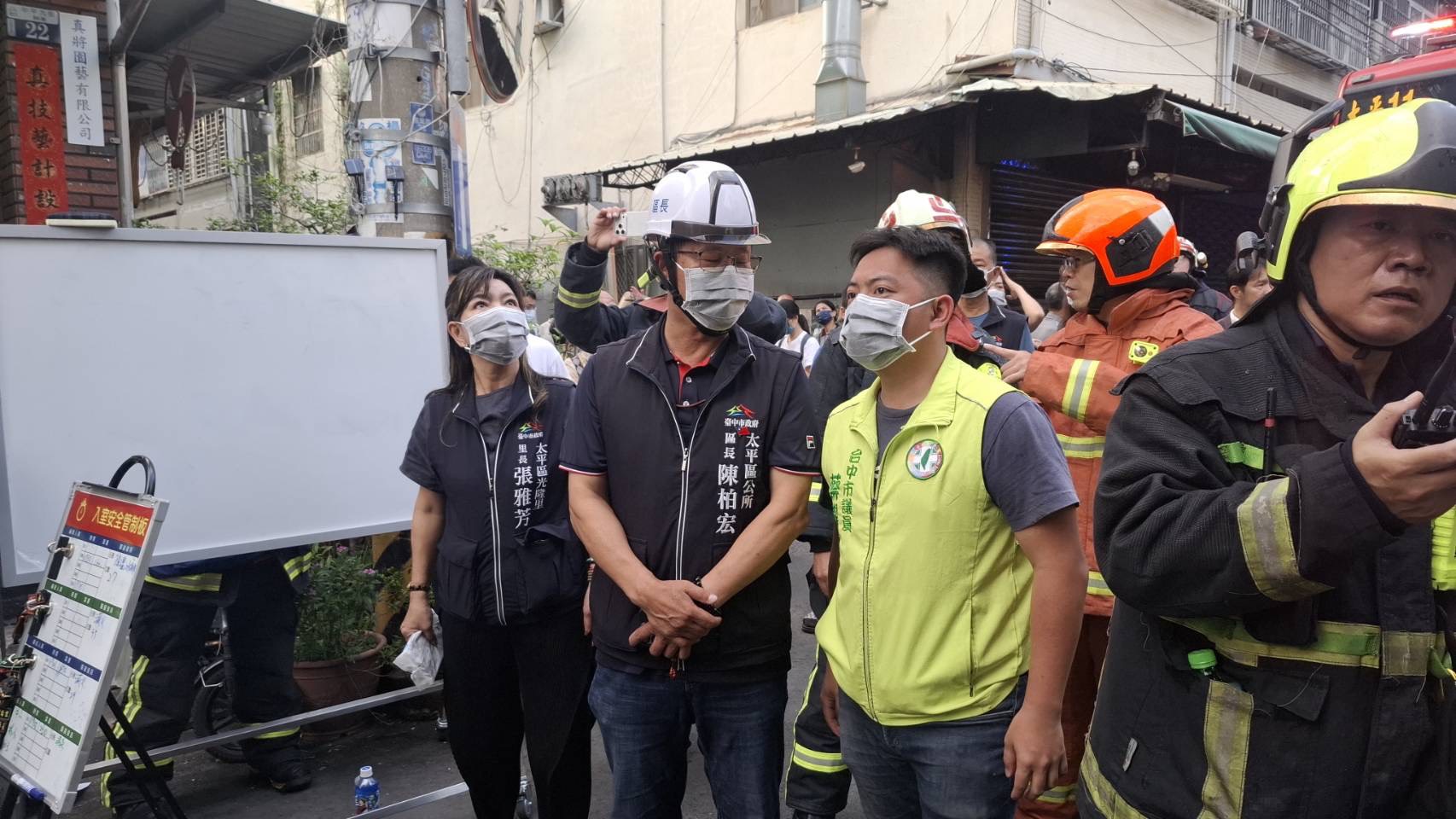 圖 市議員蔡耀頡現場關心受災情形 記者王偉翻攝