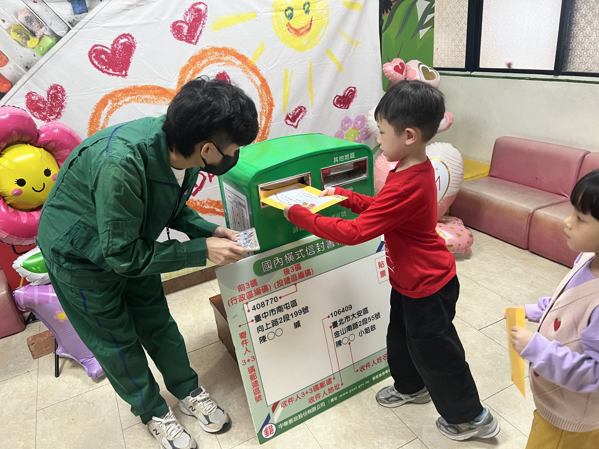 「手寫明信片寄給媽咪」母親節活動。