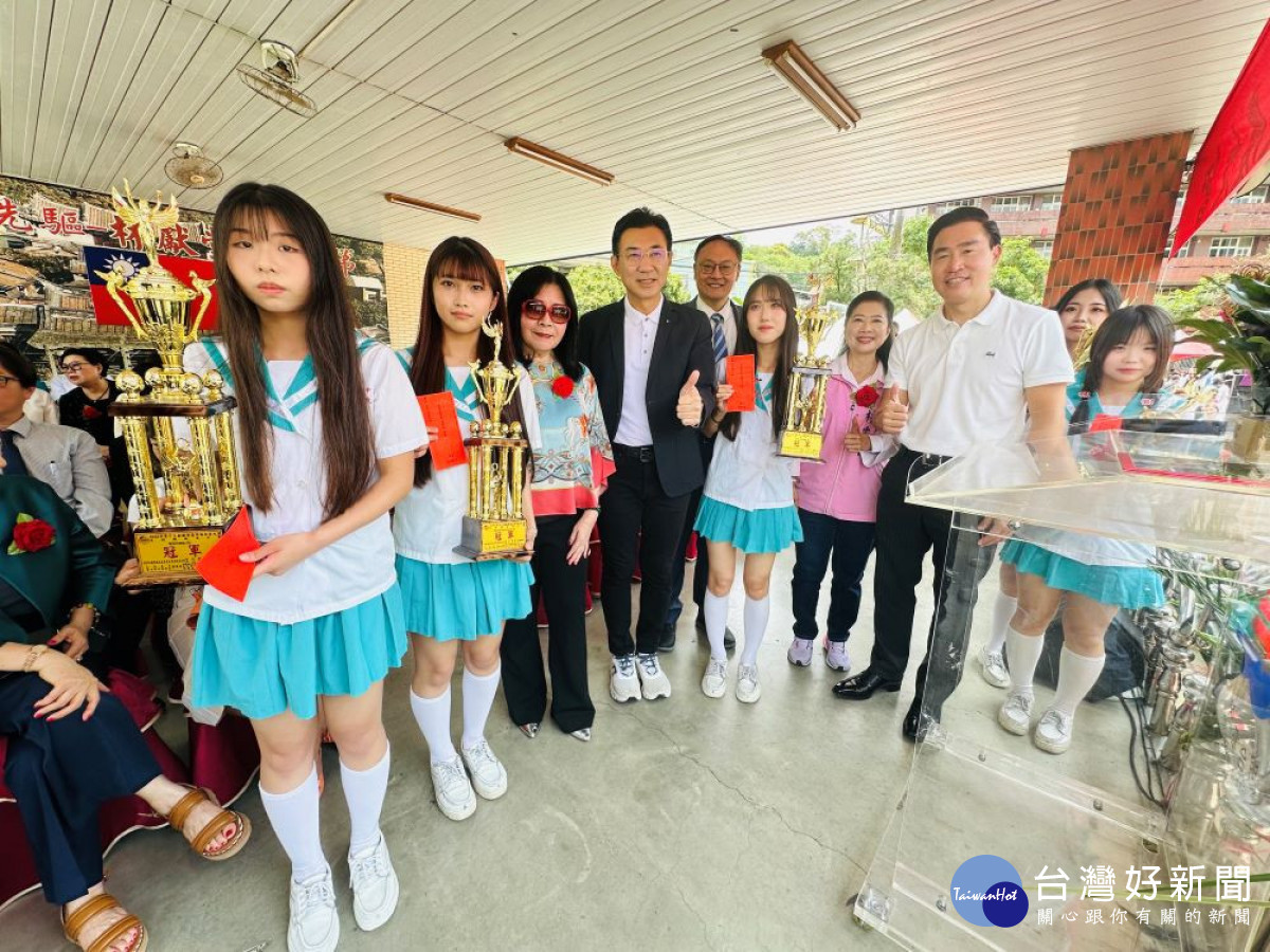 立法院副院長江啟臣在明台高中校慶活動中應邀為獲乙級證照學生授獎,明台高中董事長林承峯跟前董事長林芳媖也一起祝賀得獎學生學有所成。(圖/記者林重鎣攝)