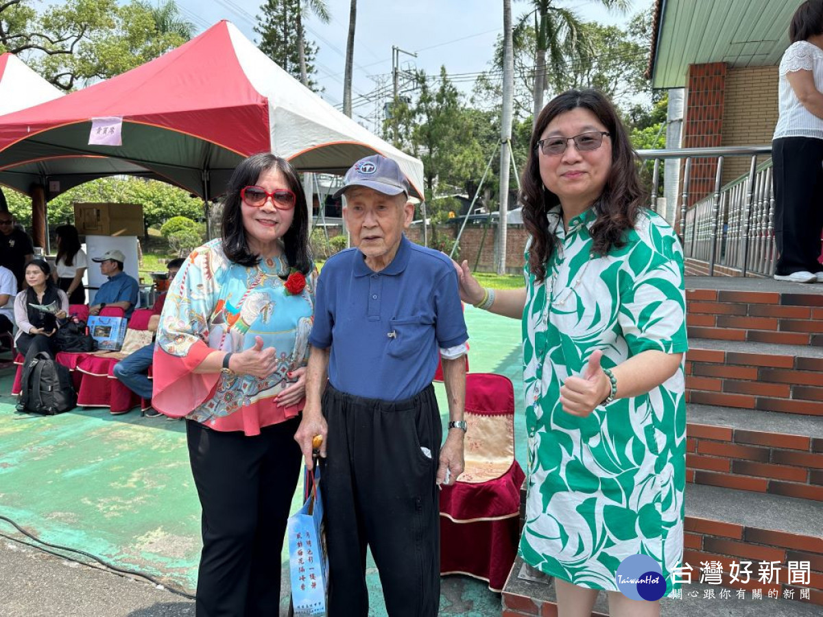 明台高中78週年校慶老中青校友共聚一堂-這次最資深的老校友93歲王德福是明台高中前身萊園初中第二屆學生,他特別跟林芳媖前董事長及校長潘佩苓一起入鏡。(圖/記者林重鎣攝)