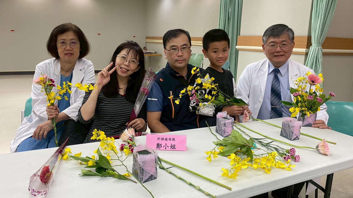 林口長庚跨專科醫療團隊攜手守護肝移植媽媽與新生兒健康,右1為李威震副院長,左1為土城醫院婦產科趙安祥主任。(林口長庚醫院提供)