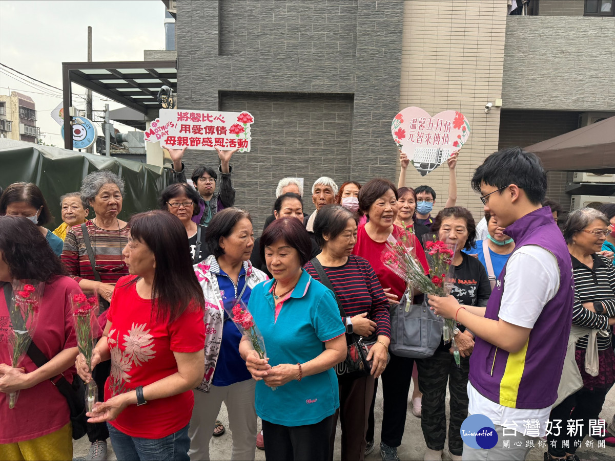 元智同學致贈康乃馨,表達敬意