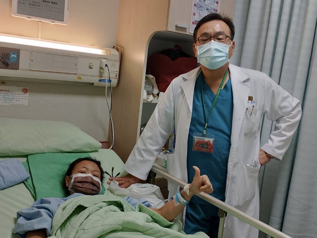 小玲開完刀出院後回診和主治醫師林建華副院長合照。圖/秀傳醫院提供