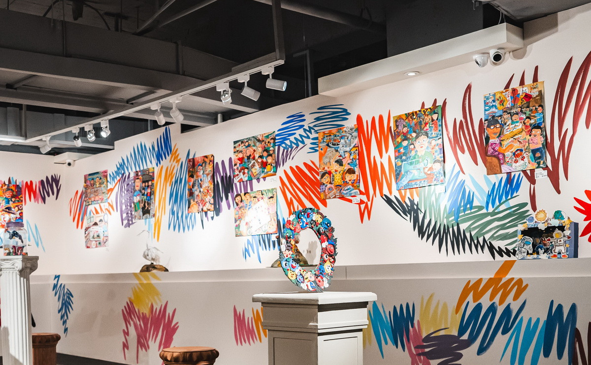 李總監三歲女兒自由創作讓展場也成為作品一部份。(米堤大飯店提供)