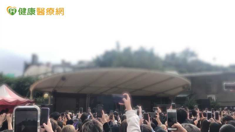 演唱會突遭雷射照腿!女星未受傷 皮膚科醫談舞台光源安全須知