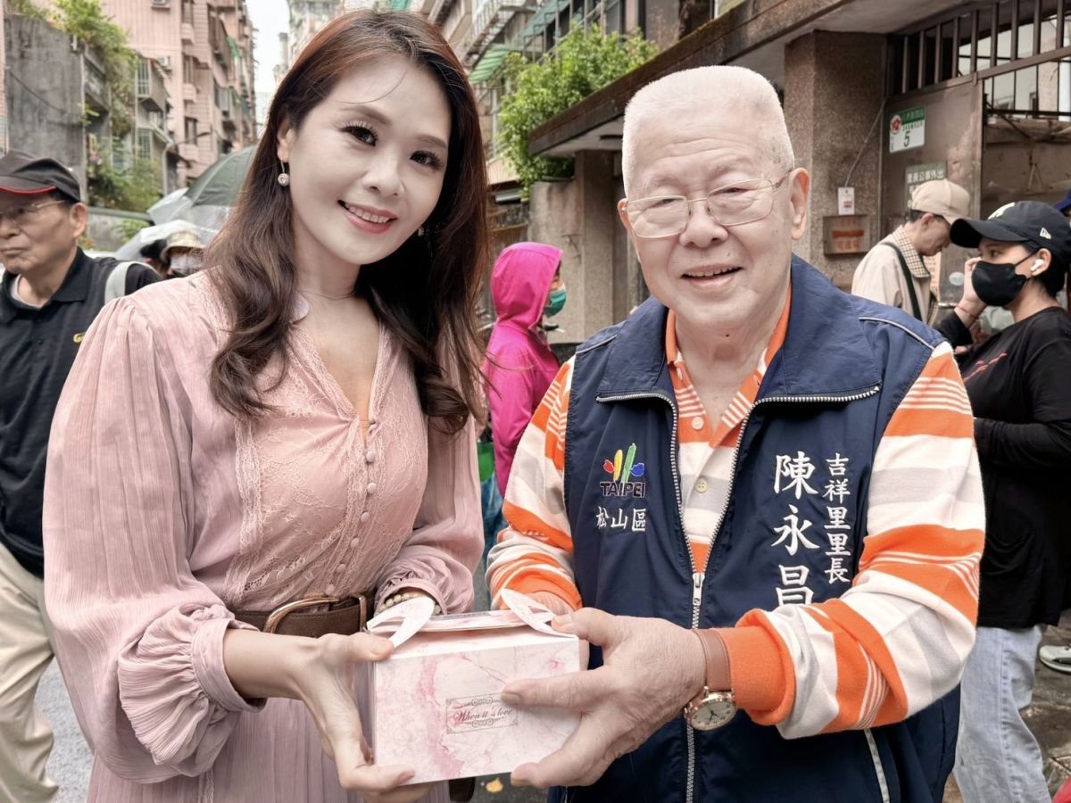 圖/全球城市小姐世界表演賽主席蕭美萍 (圖左)和松山區吉祥里里長陳永昌合辦母親節活動,祝福所有的媽媽歡度節日。(中華全球城市選拔協會提供)