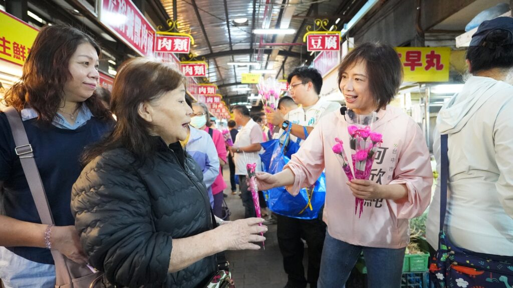 霧峰市場送康乃馨慶母親節 何欣純提「6欣政見」做媽媽的神隊友 16 S 262168706 1024x575 1