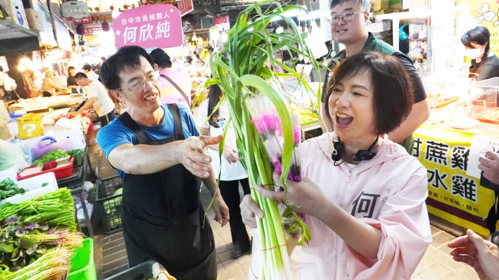 霧峰市場送康乃馨慶母親節 何欣純提「6欣政見」做媽媽的神隊友 18 S 262168708 1024x575 1
