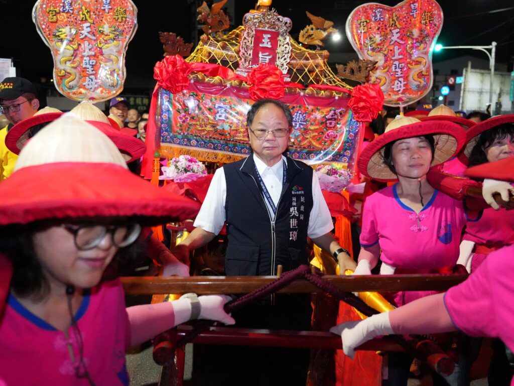 台中樂成宮旱溪媽祖回鑾 22天遶境祈福圓滿完成 11 %E5%90%B3%E5%B1%80%E9%95%B7%E8%A6%AA%E8%87%AA%E6%89%B6%E9%91%BE%E8%BD%8E 1024x769 1