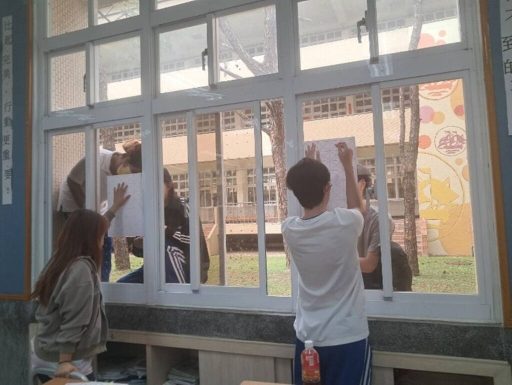 守護野鳥從「窗」做起!新北推5×5公分防撞原則 打造友善候鳥城市 24 %E8%8F%AF%E5%83%91%E4%B8%AD%E5%AD%B8%E5%AD%B8%E7%94%9F%E9%80%B2%E8%A1%8C%E5%8F%8B%E5%96%84%E9%B3%A5%E9%A1%9E%E7%AA%97%E6%88%B6%E4%BD%88%E7%BD%AE 1024x769 1