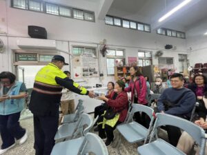 暖暖中興社區歡慶母親節 碇內警防詐宣導守護婦女財產安全 72 %E4%B8%89 7 300x225 1