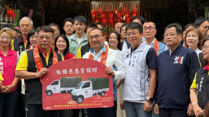 媽祖聖誕侯友宜走訪新北三宮廟祈福 板橋慈惠宮再捐新世代地震體驗車 51 《圖說》市長侯友宜於板橋慈惠宮參香,適逢媽祖聖誕,慈惠宮再度捐贈新北市政府1輛最新型「5感」地震體驗車及2輛資源回收車,總價值達新臺幣2,115萬元。〈民政局提供〉