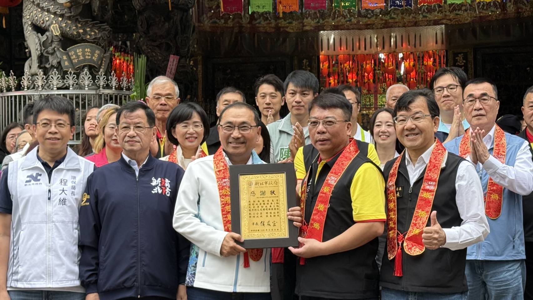 媽祖聖誕侯友宜走訪新北三宮廟祈福 板橋慈惠宮再捐新世代地震體驗車 52 《圖說》新北市市長侯友宜於板橋慈惠宮參香,與廟方合影,感謝宮廟公益捐贈。〈民政局提供〉