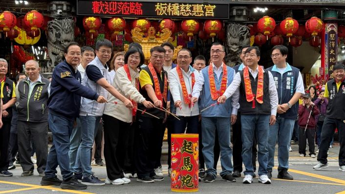 媽祖聖誕侯友宜走訪新北三宮廟祈福 板橋慈惠宮再捐新世代地震體驗車 53 《圖說》新北市市長侯友宜於板橋慈惠宮參香,與廟方合影,感謝宮廟公益捐贈,並點燃起馬炮。〈民政局提供〉