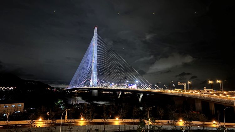 淡江大橋「感恩.美好之夜」登場 侯:世界正在看新北 61 《圖說》淡江大橋即將在5月12日正式通車,今晚舉行「感恩.美好之夜」典禮,象徵新北的地標與台灣面向世界的重要國門。〈工務局提供〉