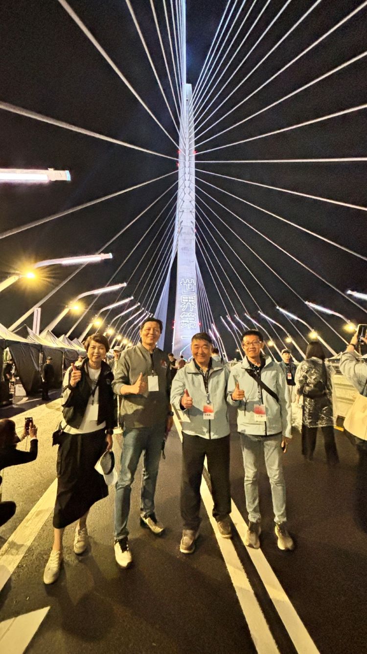 淡江大橋「感恩.美好之夜」登場 侯:世界正在看新北 63 《圖說》新北市副市長朱惕之(左二)與副秘書長龔雅雯(左一)、工務局長馮兆麟(左三)及新工處副總工程司李方谷,出席淡江大橋感恩美好之夜晚會。〈工務局提供〉