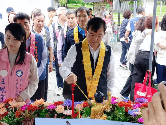 媽祖聖誕侯友宜走訪新北三宮廟祈福 板橋慈惠宮再捐新世代地震體驗車 56 《圖說》民政局長林耀長出席靈鷲山惜惜地球永續親子趴暨浴佛節活動。〈民政局提供〉