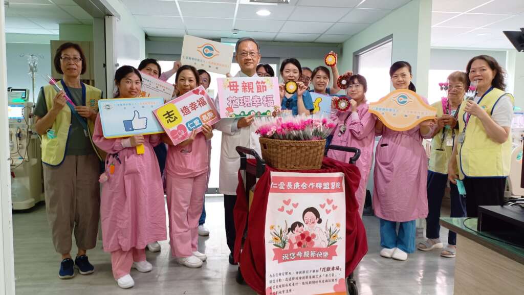 ▲龔嘉德院長與志工及護理人員活動合影。(圖/大里仁愛醫院提供)
