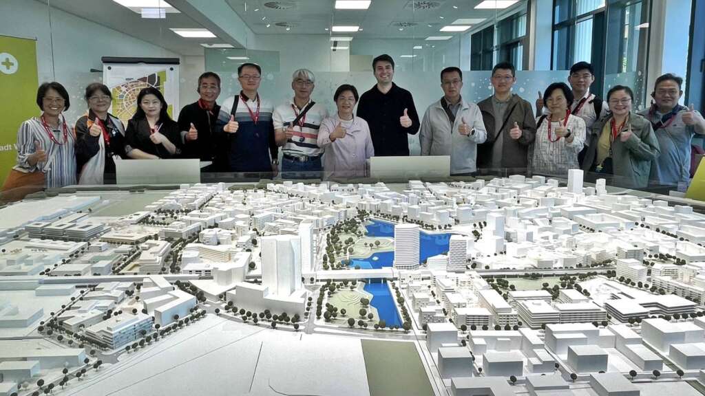 ▲彰化縣長王惠美率團赴奧地利、捷克，辦理彰化縣城市治理及先進廢棄物處理技術考察，8日一早前往奧地利維也納阿斯佩恩濱湖城進行城市規劃考察，與在地城市規劃公司，雙方相互交流。（圖／彰化縣政府提供）