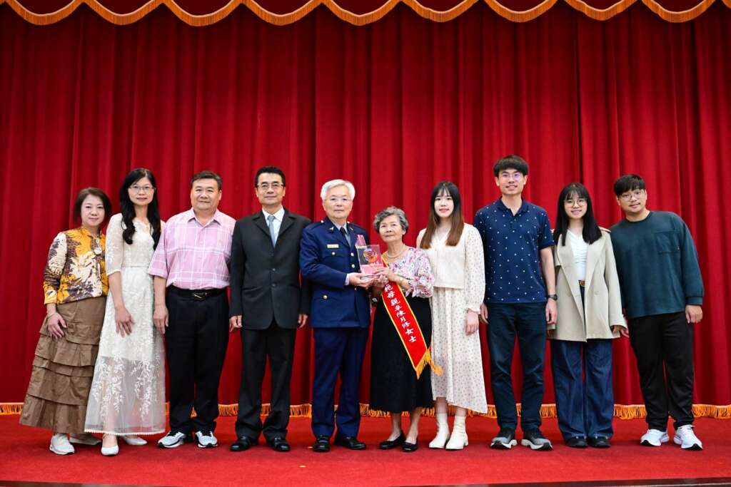 ▲少年隊副隊長及家人與署長合影。（圖／彰化縣警察局提供）