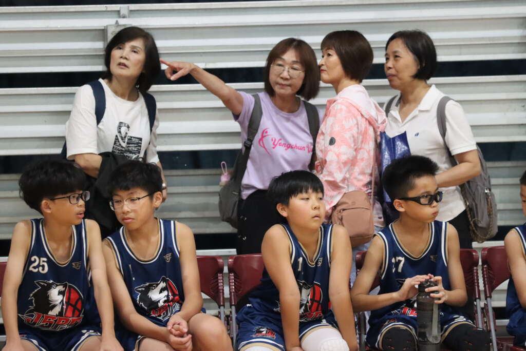 小學籃球聯賽最重要後盾，媽媽們的力量。 (魏冠中攝影)