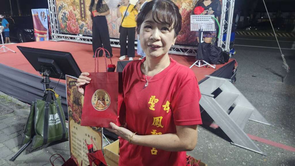 ∆宮主柯綉美也特別準備精美的禮物250份回饋信徒和來賓，為整體媽祖誕辰慶典畫下最熱鬧的句點。（圖／記者 陳志強 攝）