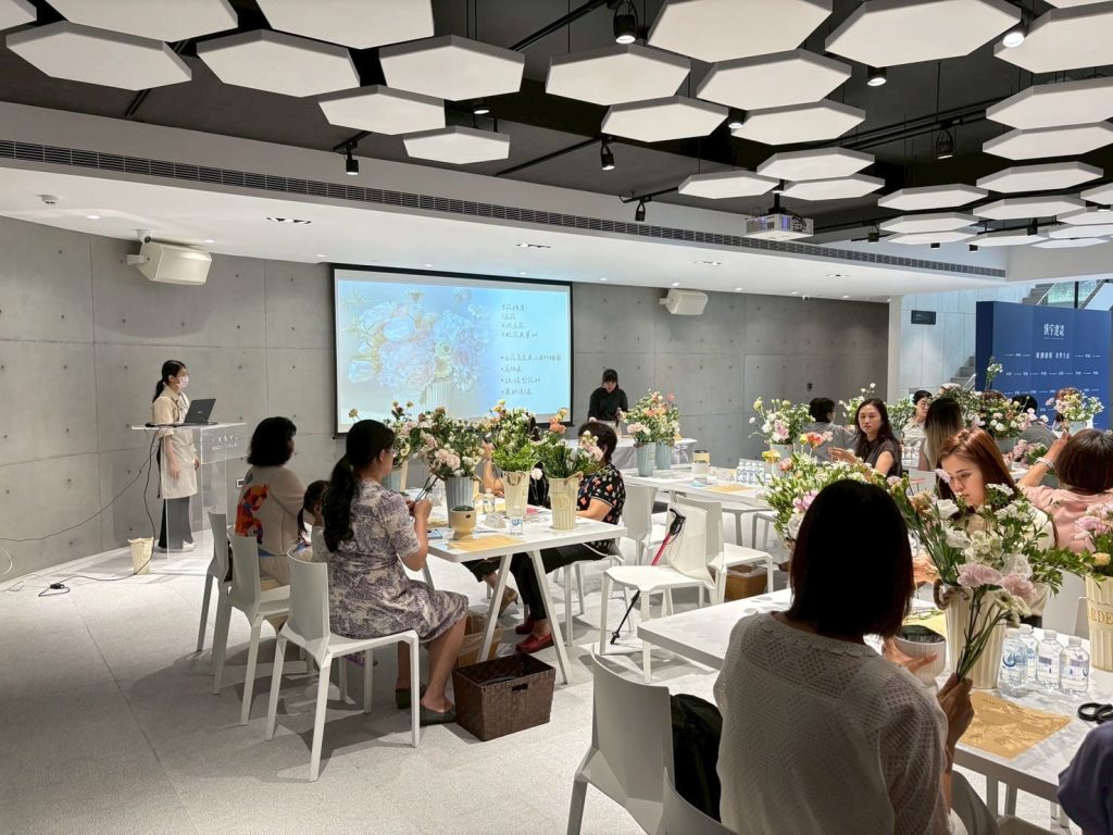 (業者提供)漢宇建設於母親節前夕邀請住戶體驗專屬VIP花藝課程,藉由手作花禮傳遞謝意。