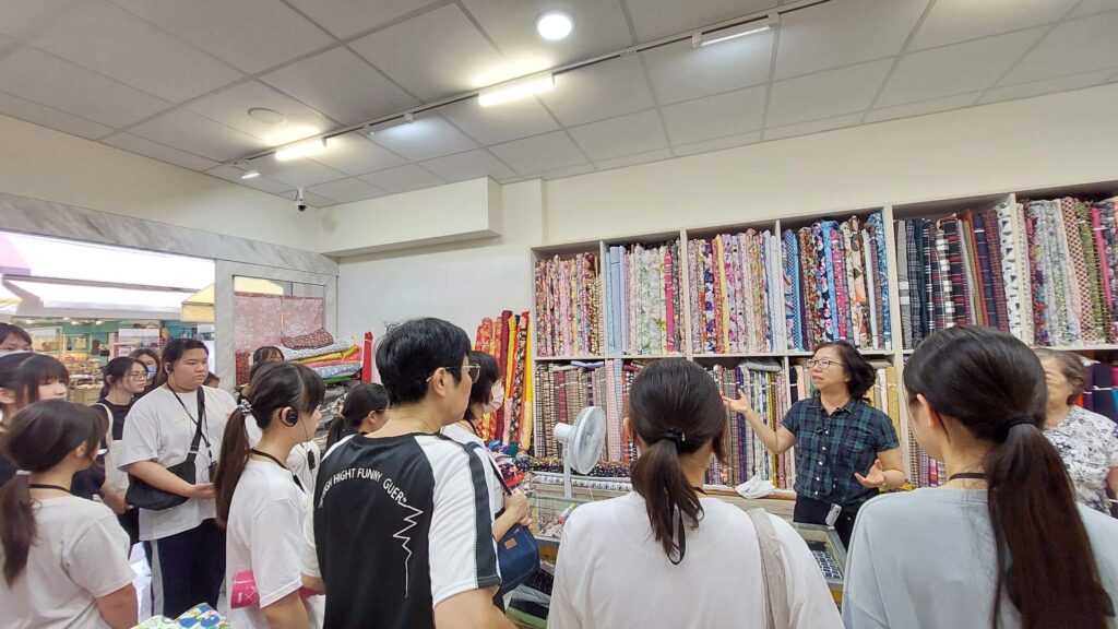 青年見學活動,透過走讀與場域體驗,讓青年學子們在這段充滿歷史彩蛋的文化探索之旅中認識客家族群遷徙與文化傳承故事。圖/文化部