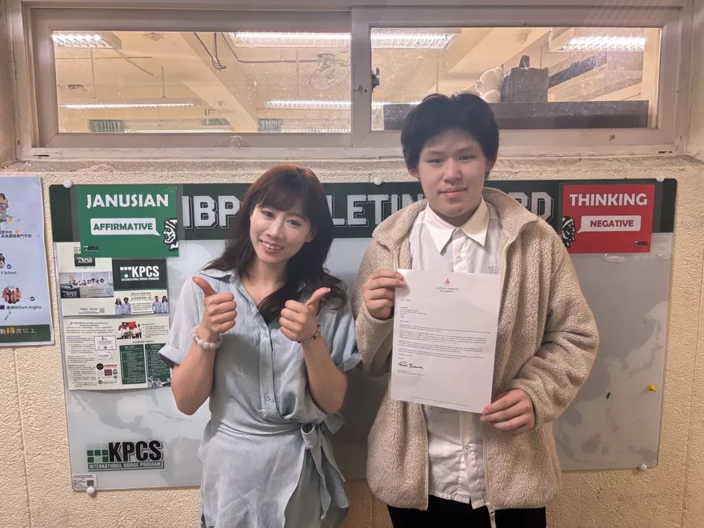 開平餐飲國際部學生范允文(右)錄取有「餐飲界哈佛」美譽的美國廚藝學院，並與國際部主任王筱菡(左)合影。開平餐飲學校/提供