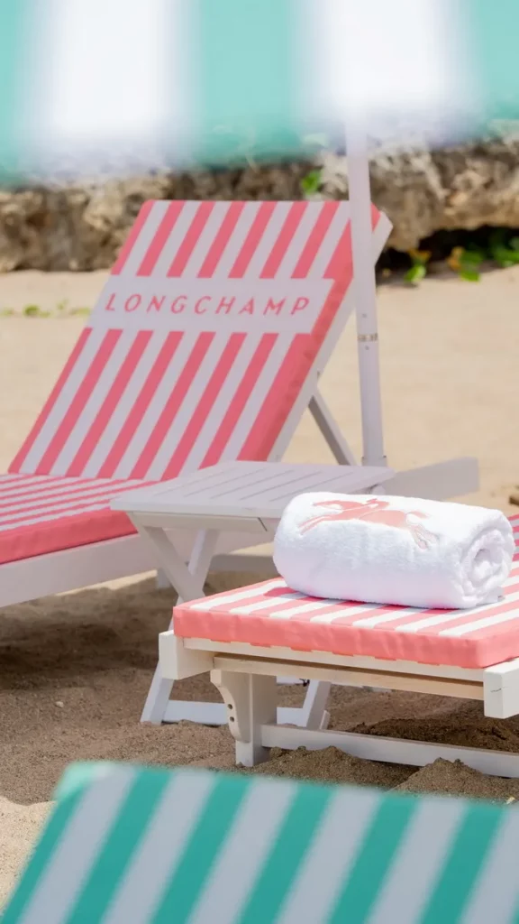「LA PLAGE LONGCHAMP 瓏驤海灘俱樂部」以「經典奔馬」為核心視覺,搭配色彩繽紛的條紋躺椅、陽傘與海灘巾等元素,勾勒出輕鬆且富有節奏的夏日風格。圖/墾丁凱撒提供