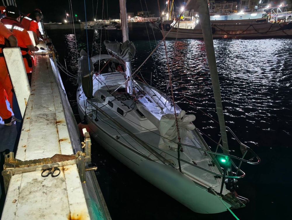 俄籍夫妻帆船主帆繩索斷裂 澎湖海巡艇即時救援領進港 238 cnews204260509a01