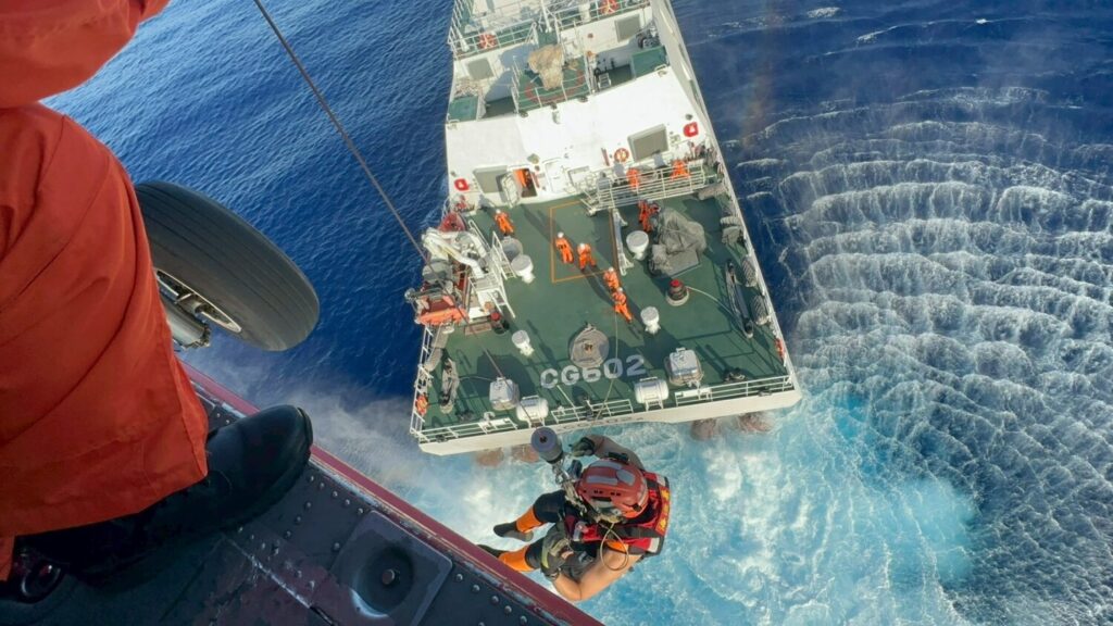 海巡聯勤吊掛救援受傷的外籍漁工。(圖/海巡署提供)
