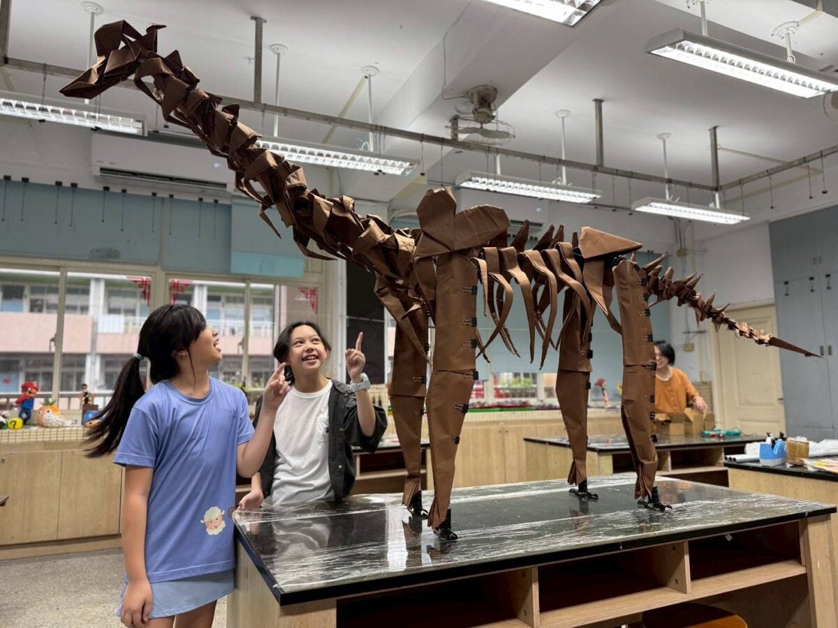 ▲台北市天母國小三年級美術班學生做出大型恐龍翻轉全民美學教育