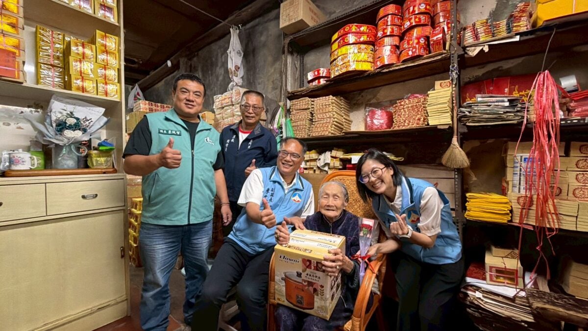 ▲母親節前夕,副縣長李文良慰問縣內高齡母親(金城鎮:薛素明)。